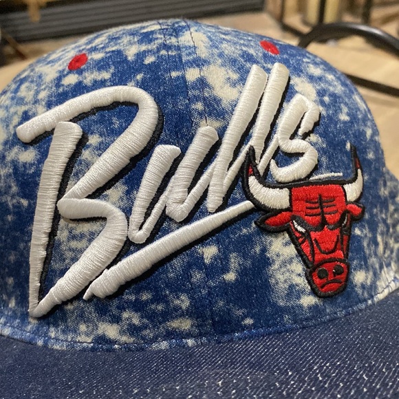Mitchell and Ness Bulls Hat - Picture 2 of 8